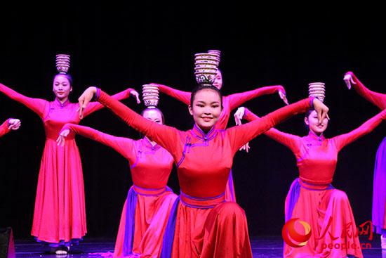 內蒙古藝術學院舞蹈演員表演的群舞《祝?！防_了“草原之聲”演出的帷幕。